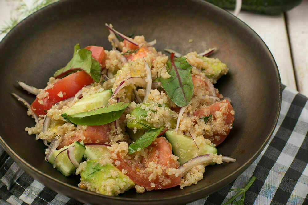 Salad with qinoa and avocado