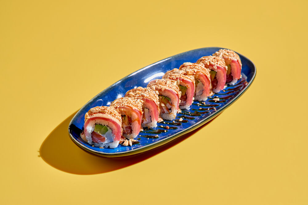 Roll with salmon, tuna and nut sauce