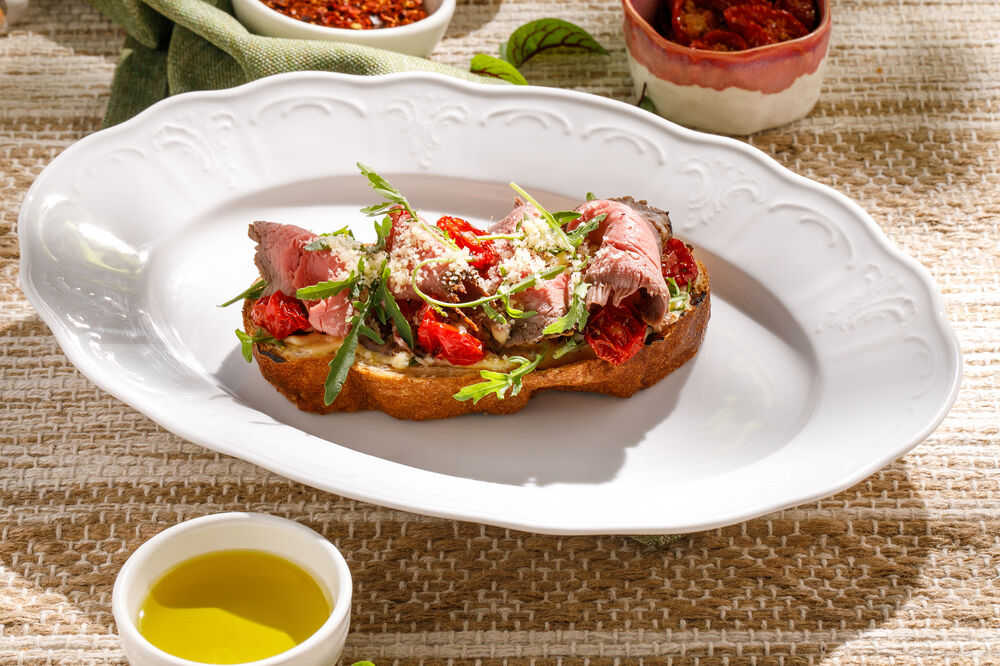 Bruschetta with roast beef and arugula