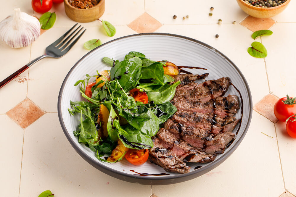 Steak salad with peaches