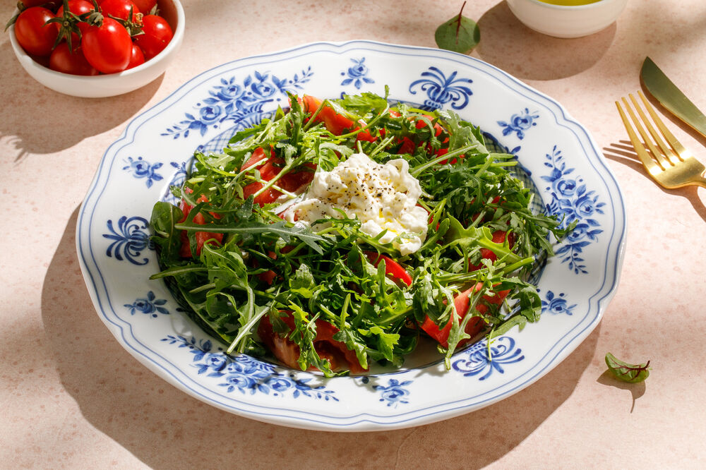 Salad with arugula, tomatoes and stracciatella