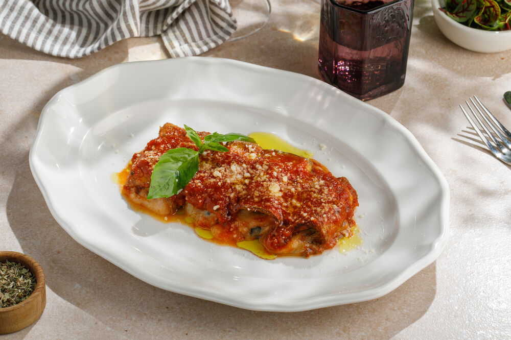 Baked eggplant rolls with mozzarella