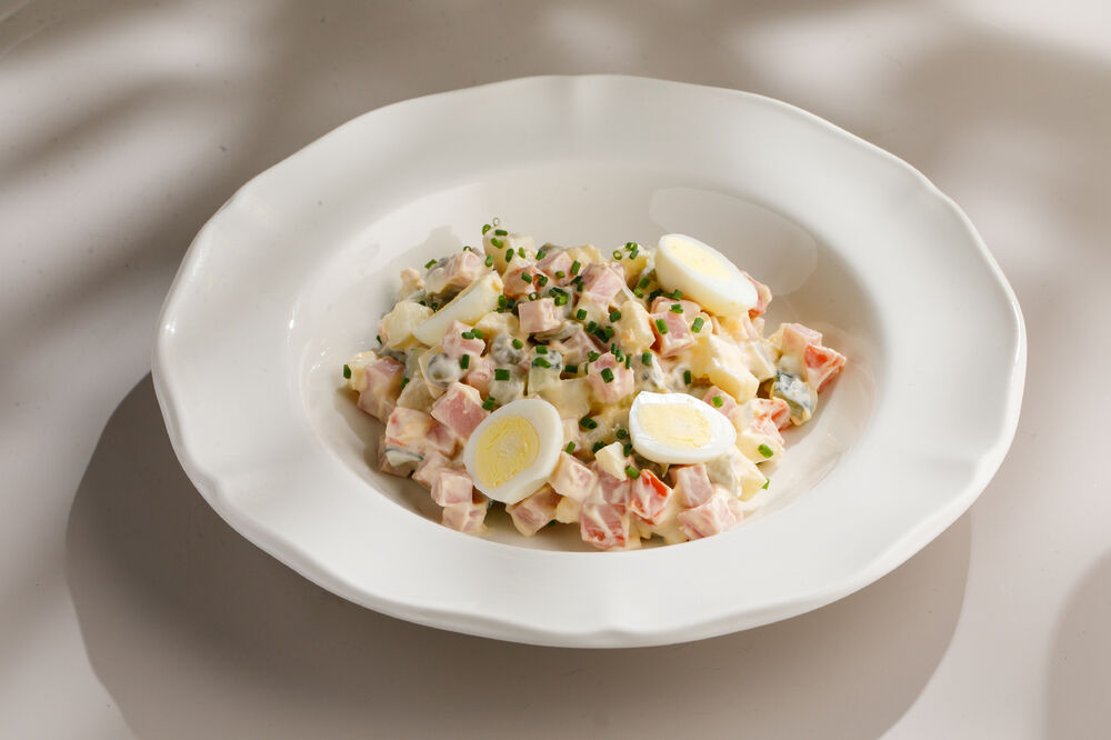 Салат "Оливье" с колбасой