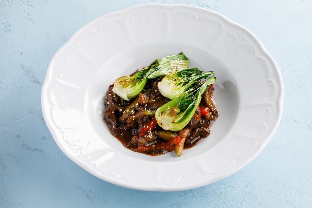 Beef with vegetables and pak choi