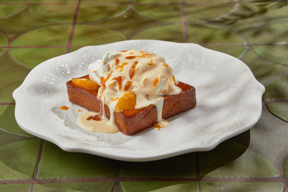 Brioche with cheese cream and orange caramel