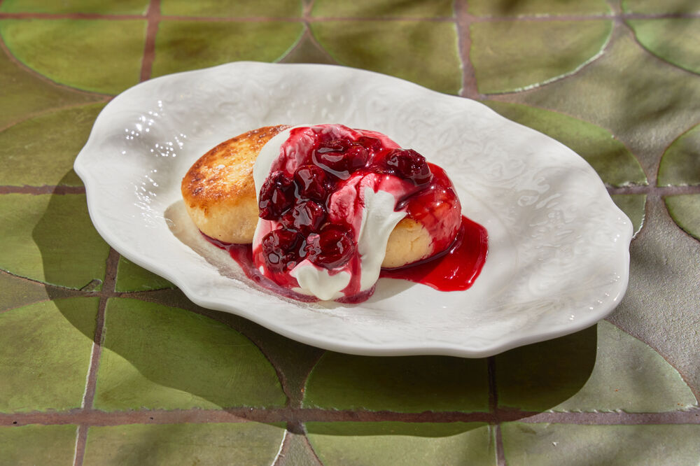 Cheesecakes with sour cream and cherries