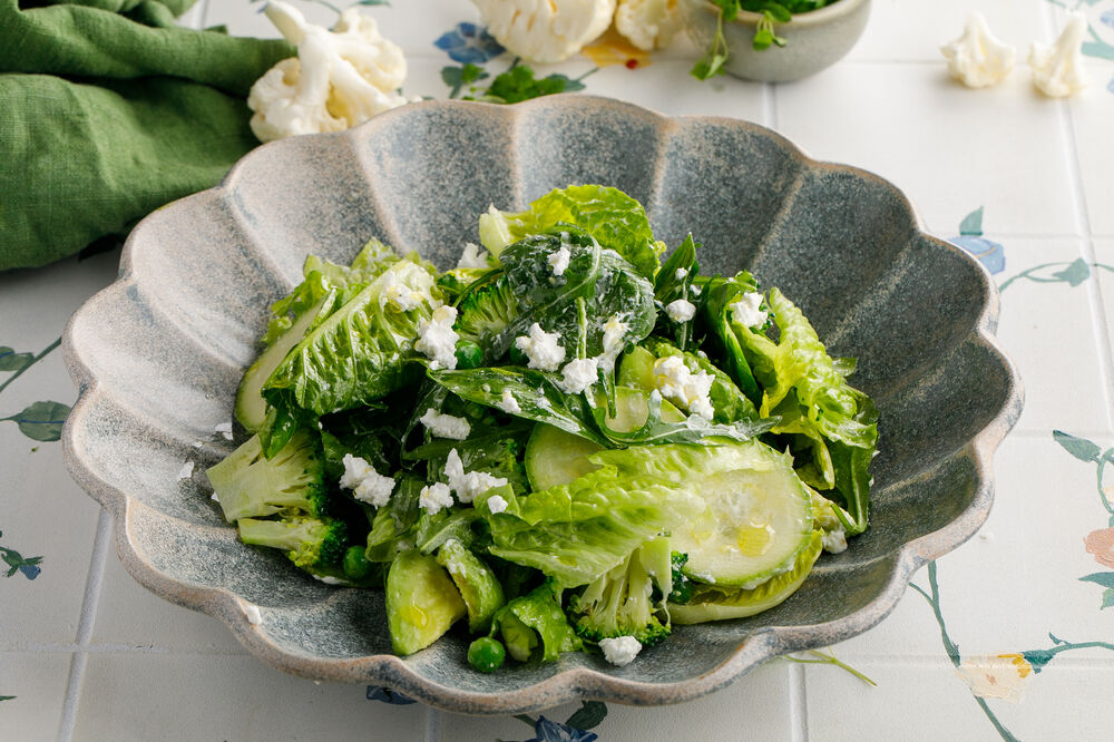 Зеленый салат с брынзой