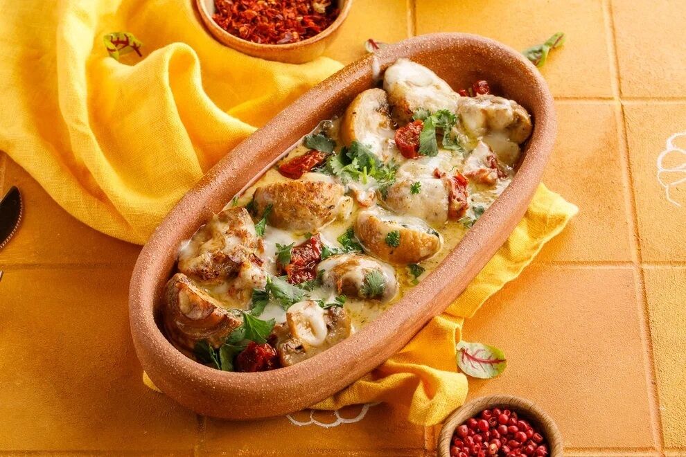 Запеченные шампиньоны с сулугуни с соусом чкмерули