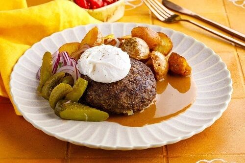 Beef steak with pepper sauce