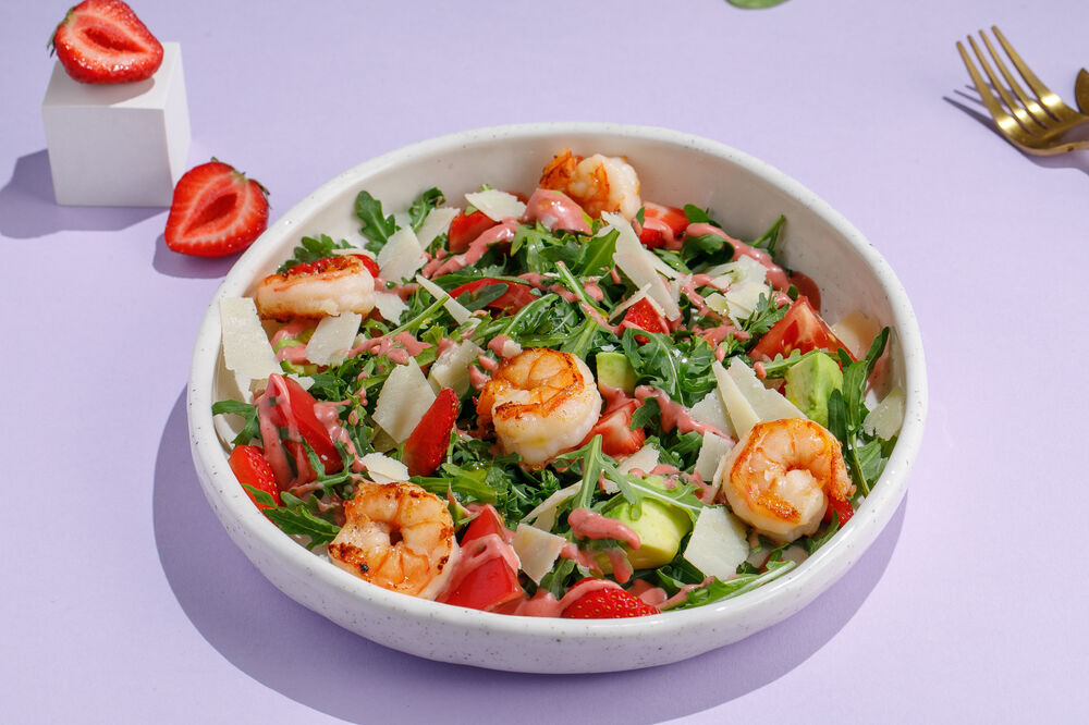 Salad with arugula, shrimp and strawberry