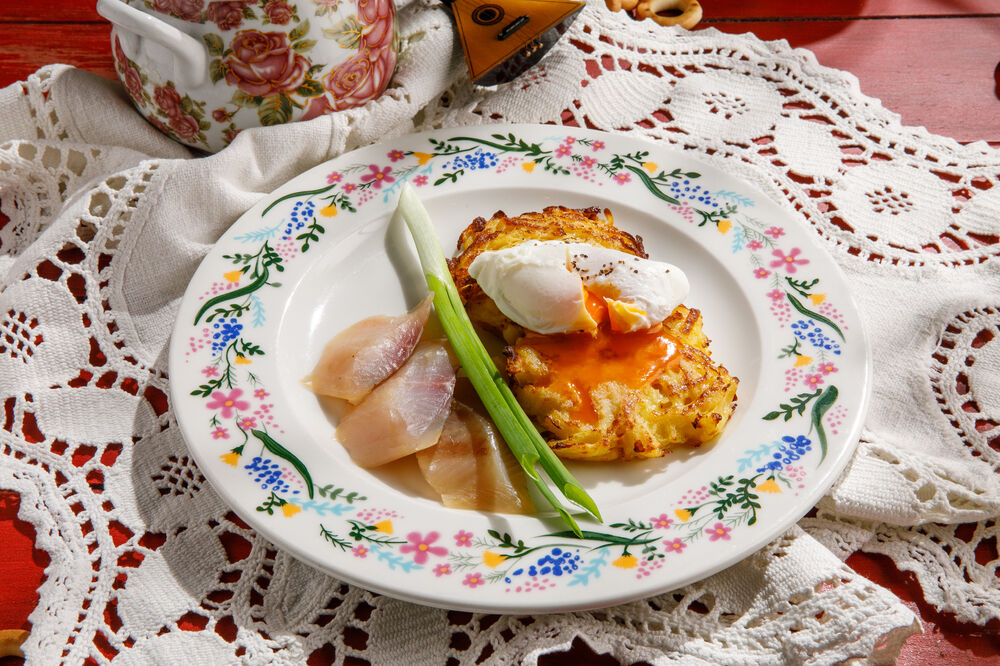 Картофельные драники с муксуном и яйцом пашот