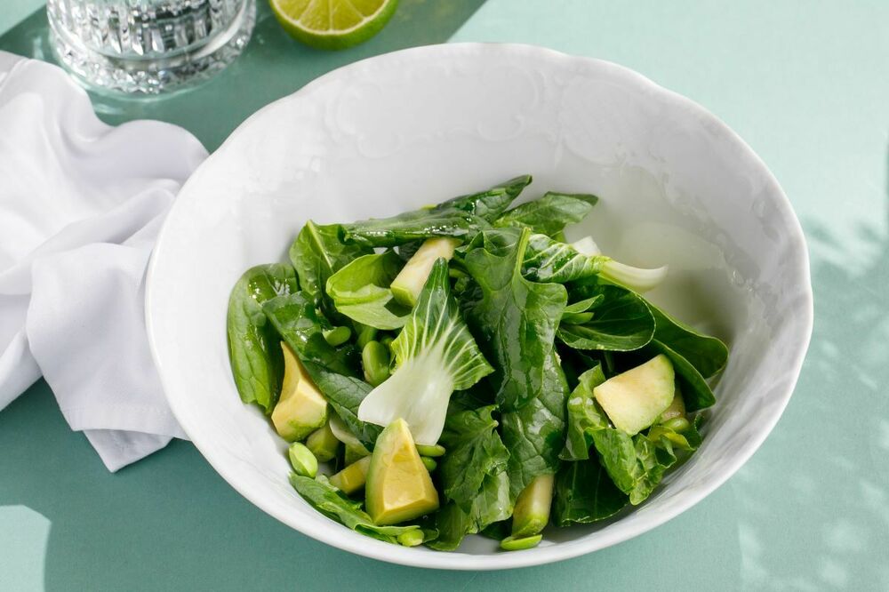 Зеленый салат со шпинатом, пак-чой и бобами эдамамэ
