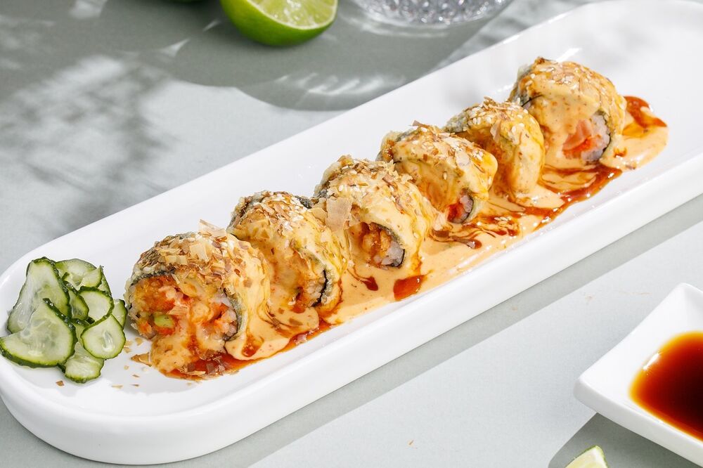 Tempura roll with salmon and fried onions