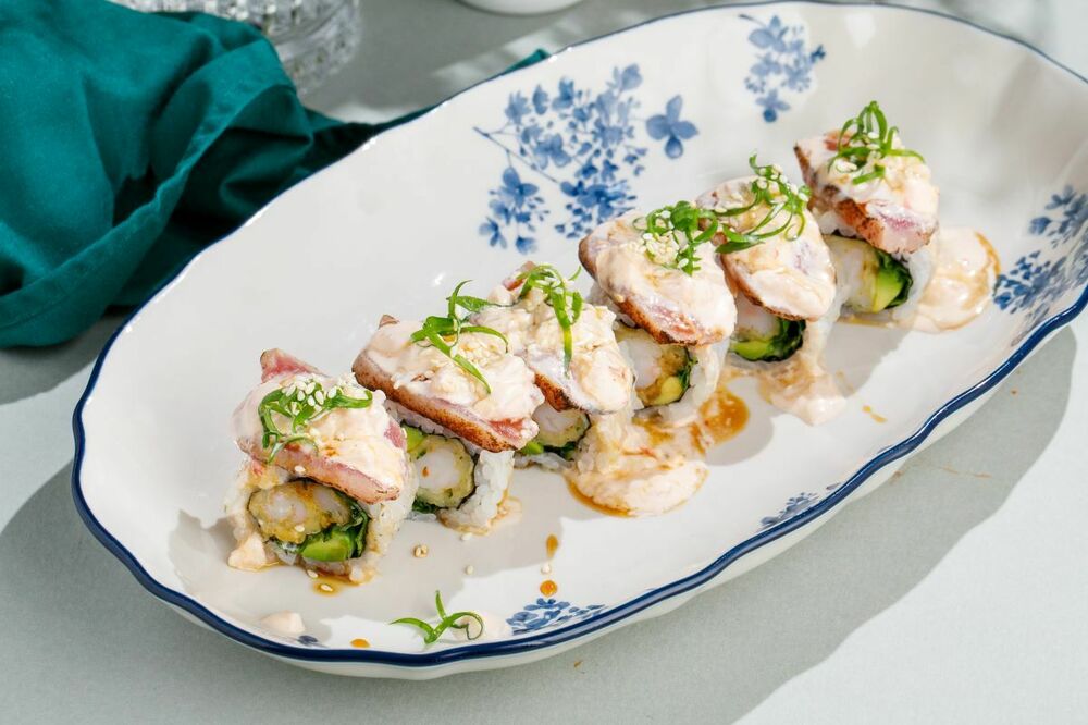  Roll with tuna and lychee sauce