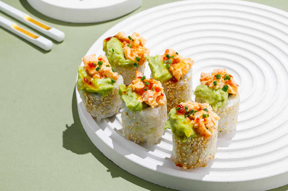 Shrimp roll with avocado cream