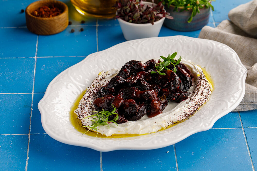 Dried beets with cheese cream