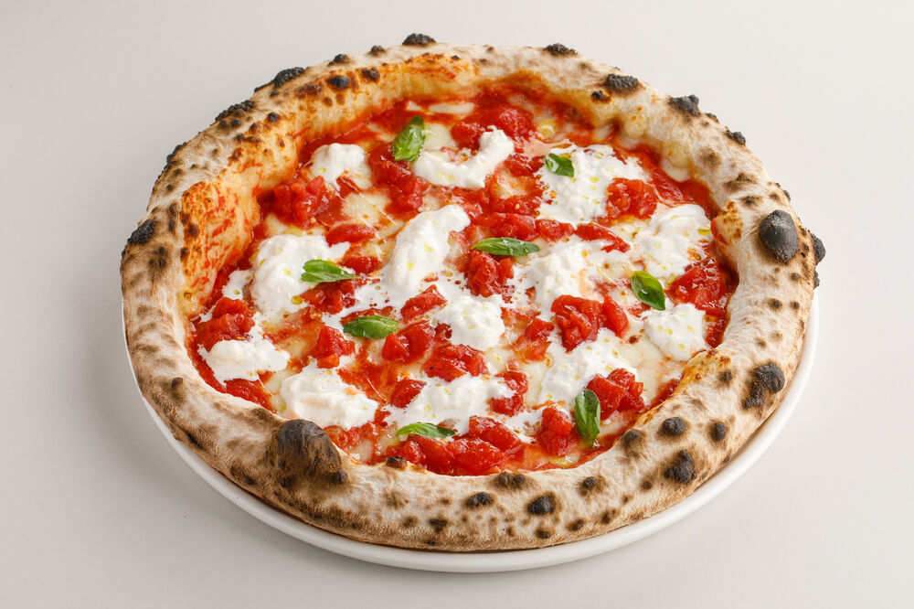 Pizza with tomatoes and stracciatella