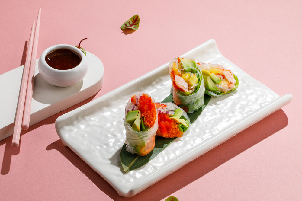 Fresh roll with vegetables and nut sauce