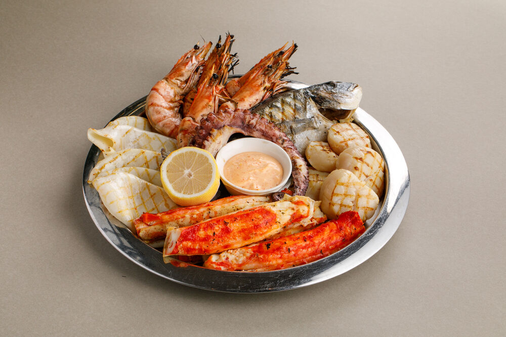 The dress of the seafood on the grill