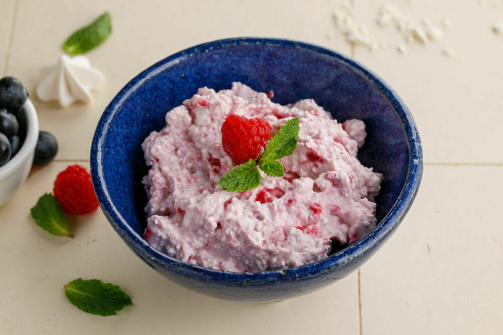 Cottage cheese with raspberry