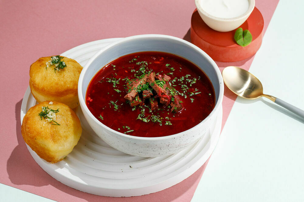 Borsch soup with a pampushka