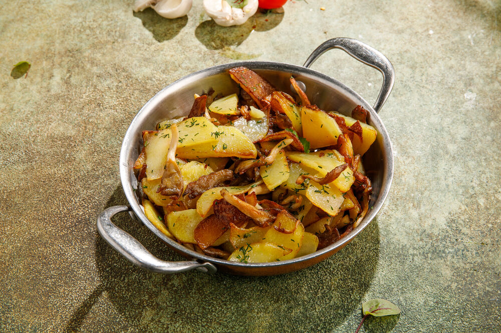 Fried potatoes with mushrooms 