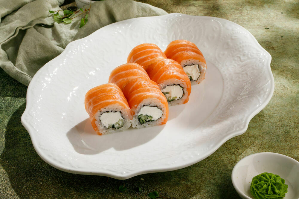 Philadelphia with salmon roll