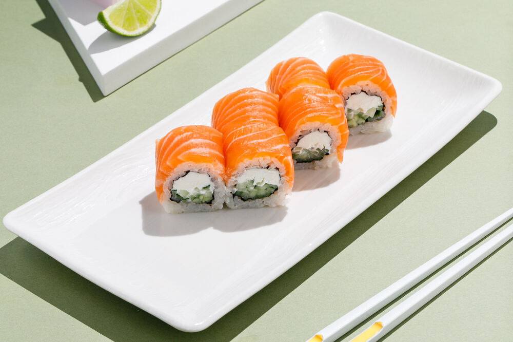 Philadelphia with salmon roll