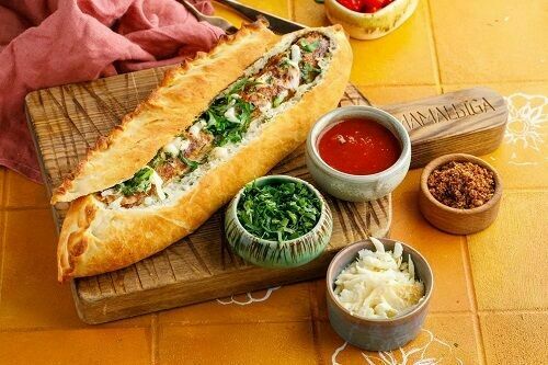 Хрустящая лодочка с люля-кебабом из цыпленка