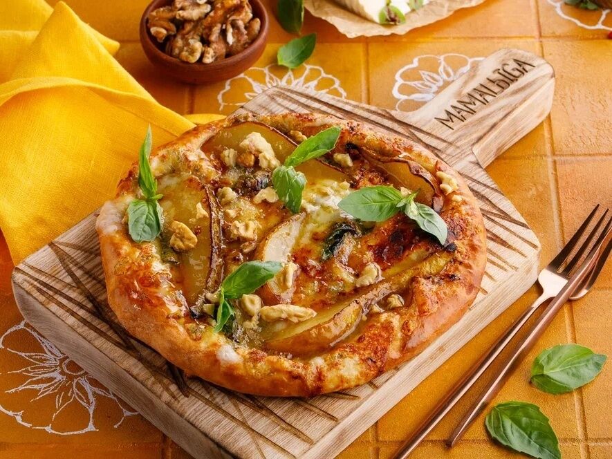 Хачапури с грушей и горгонзолой