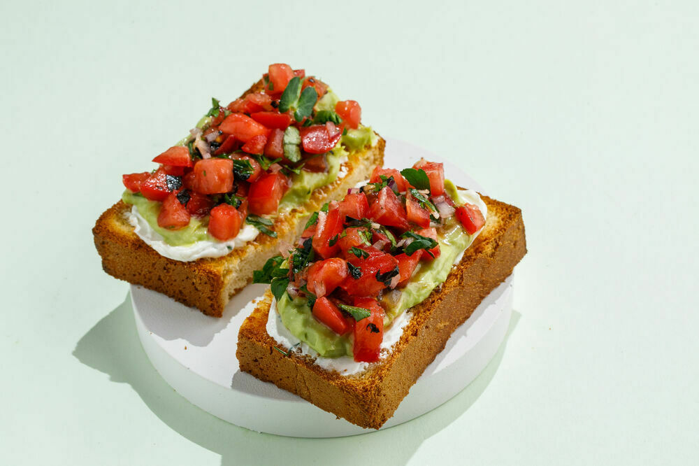 Brioche with tomatoes and guacamole