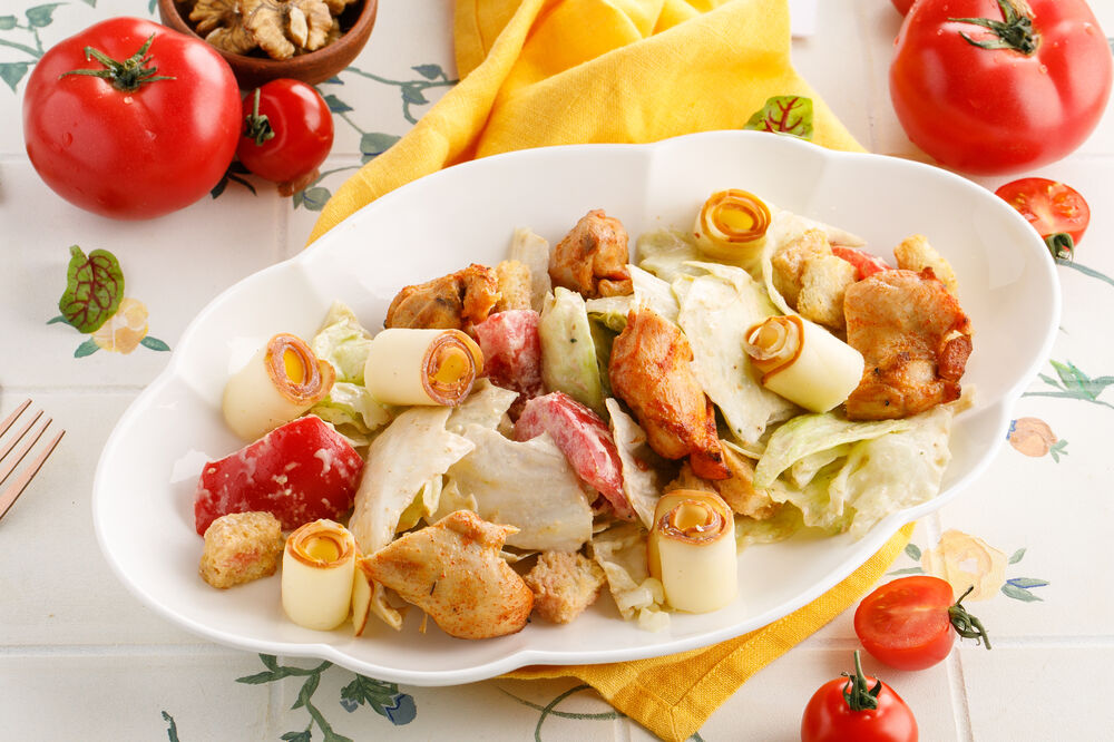 Тёплый салат с цыпленком и копченым сыром