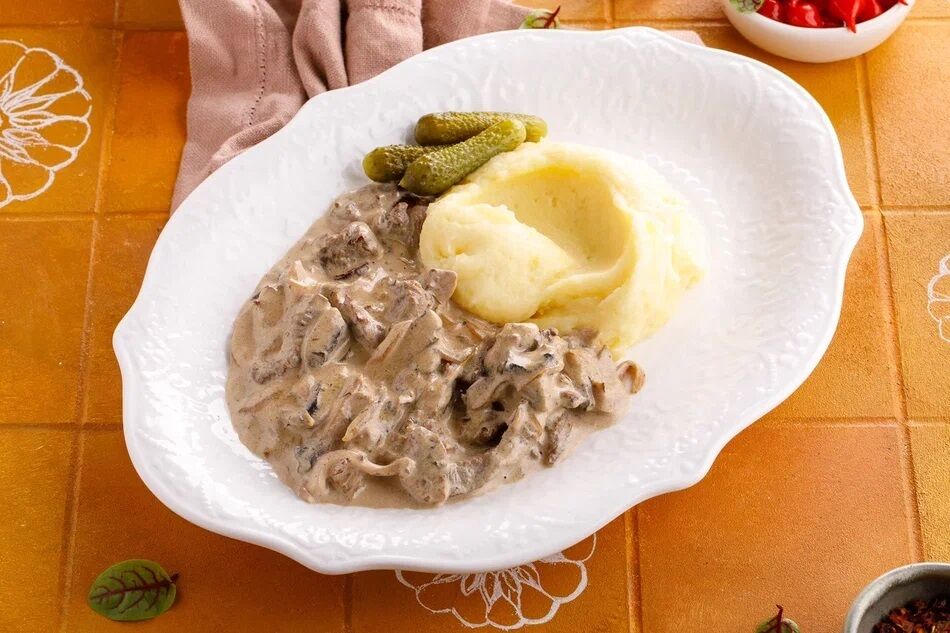 Beef stroganoff with mashed potatoes