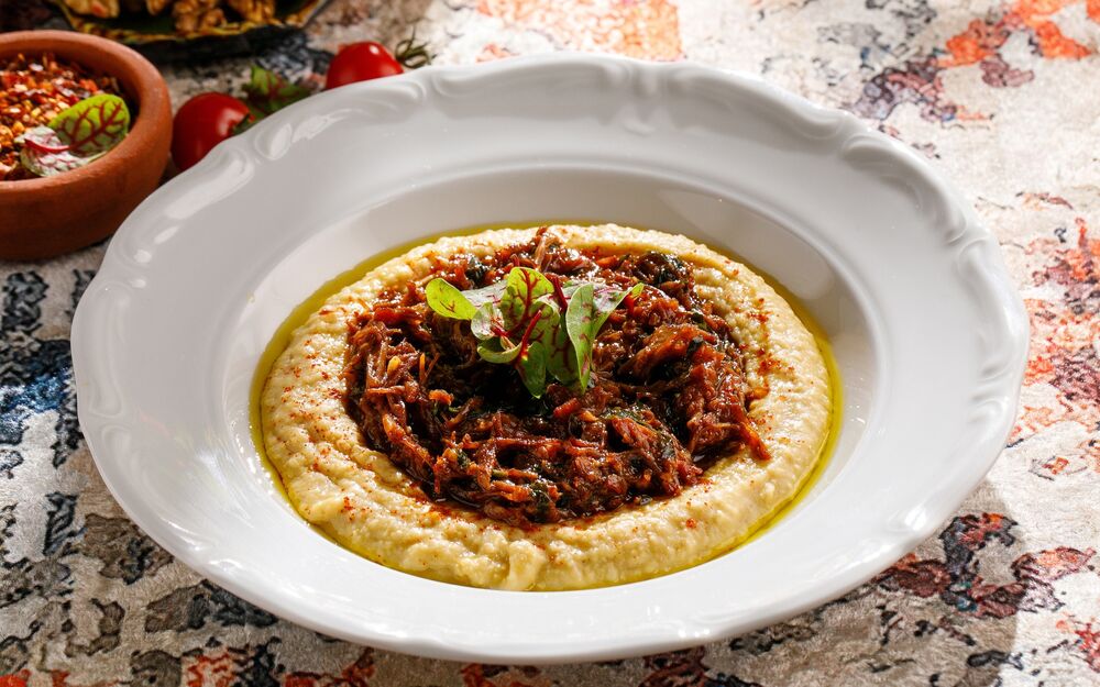 Hummus with stewed oxtails