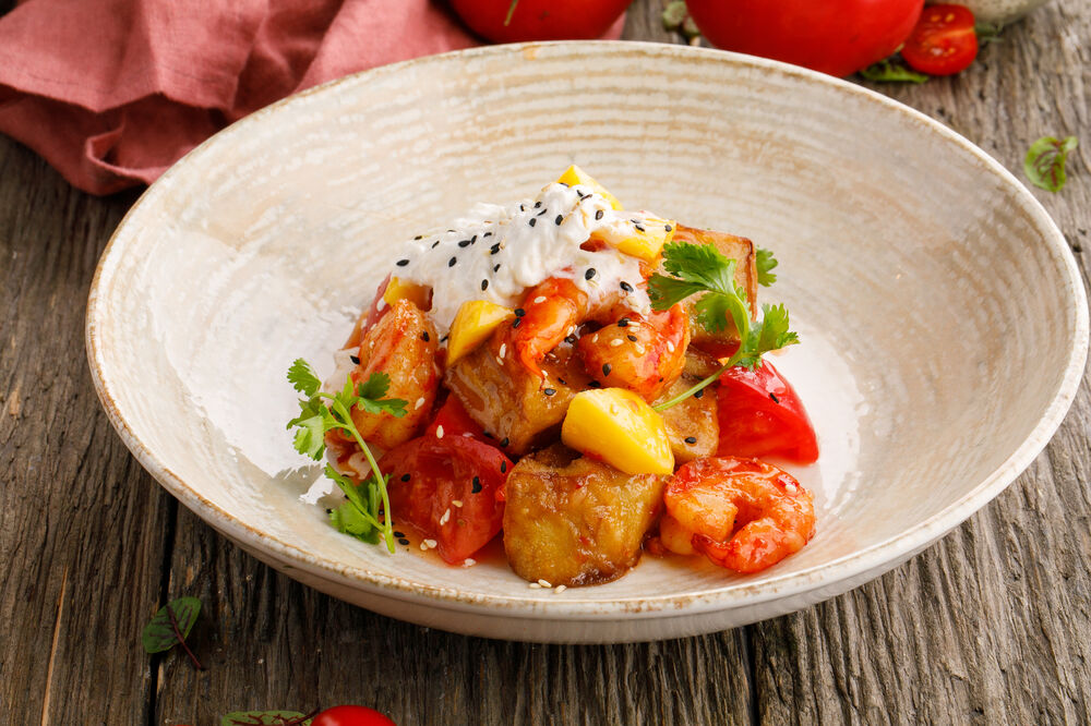 Warm salad with shrimp, crispy eggplant and mango