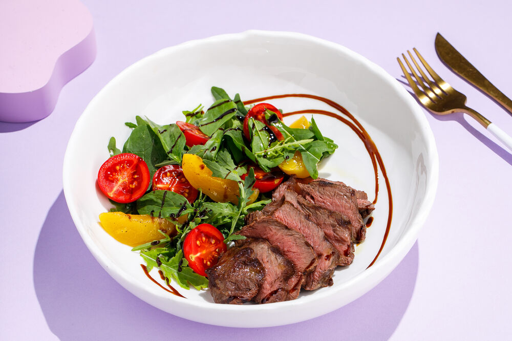 Salad with roast beef and peaches