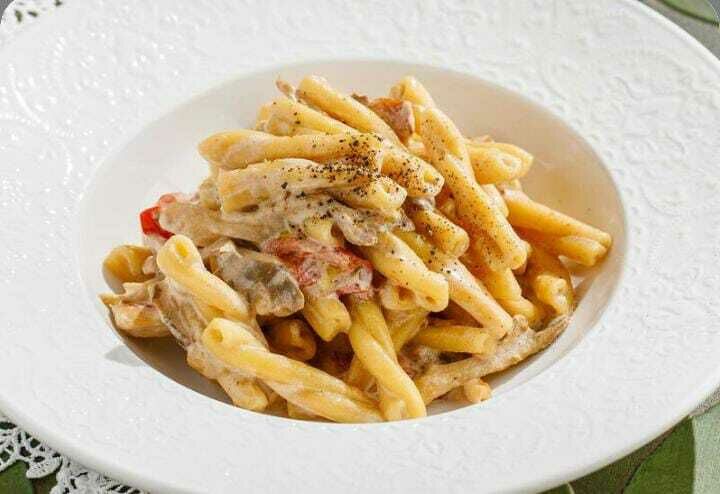 Pasta with chicken and seasonal mushrooms.