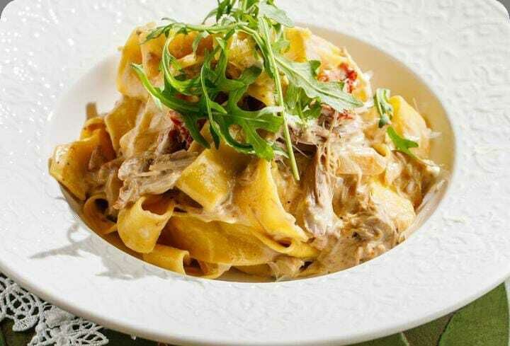 Pasta with turkey and sun-dried tomatoes