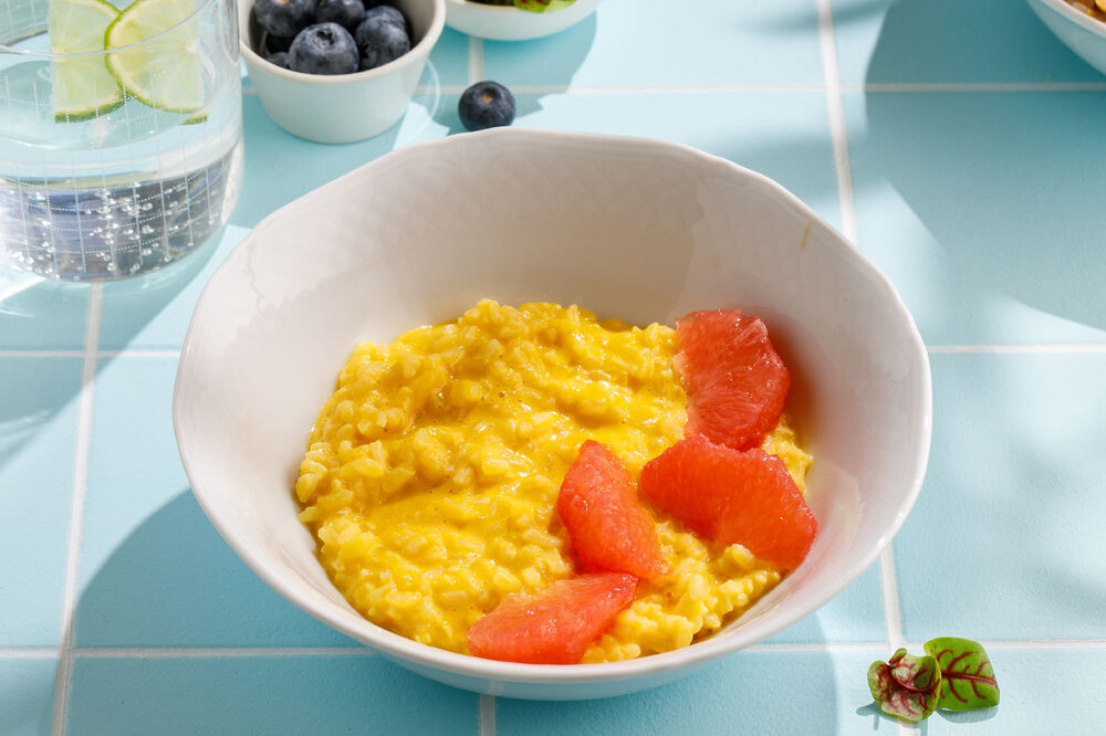 Rice porridge with mango and grapefruit