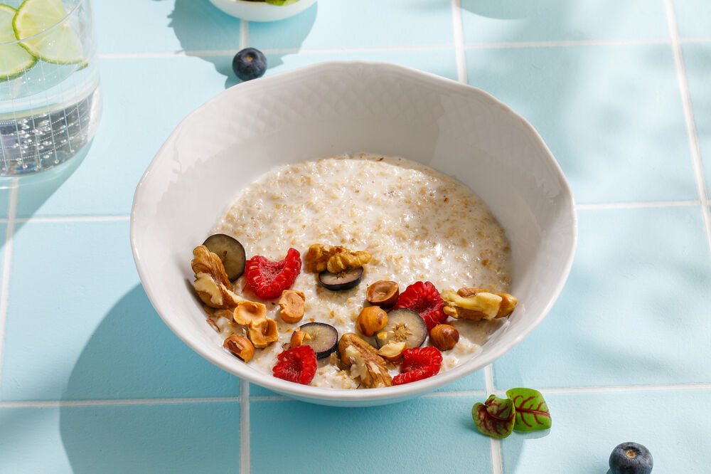 Oatmeal with nuts and fresh berries