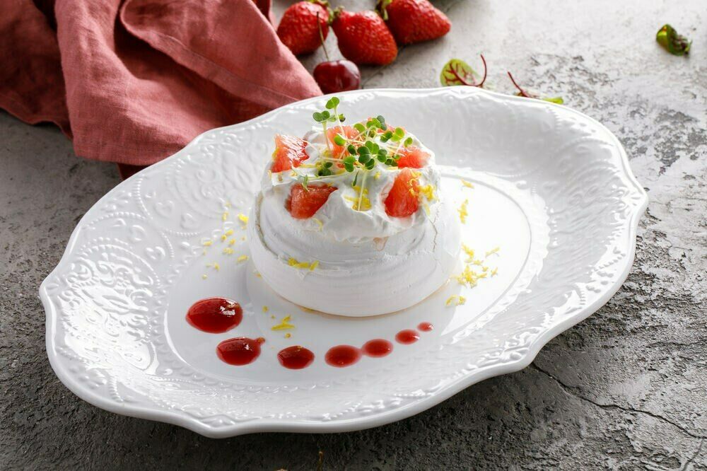 Meringue dessert with grapefruit