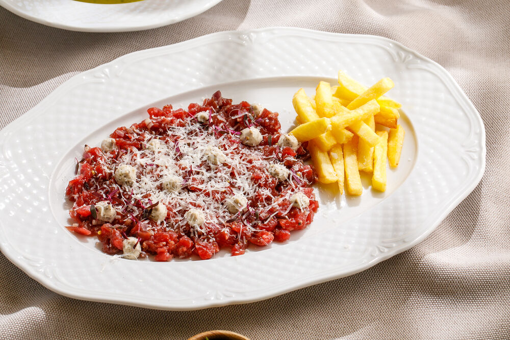 Beef tartare with truffle aioli