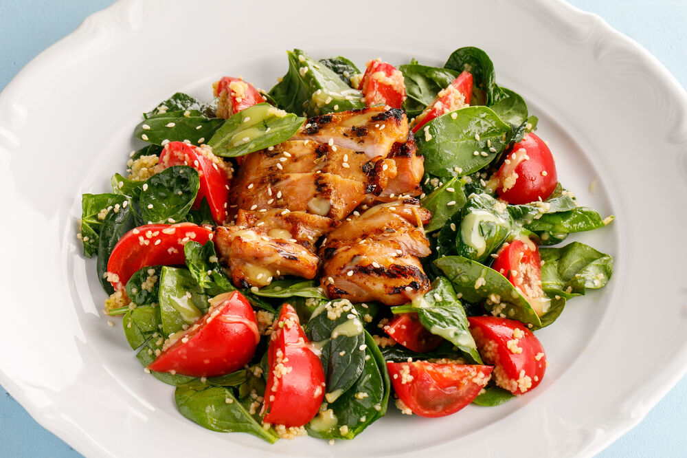 Young spinach salad with chicken thigh