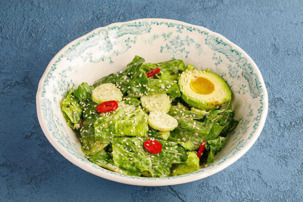  Salad with avocado and nut dressing