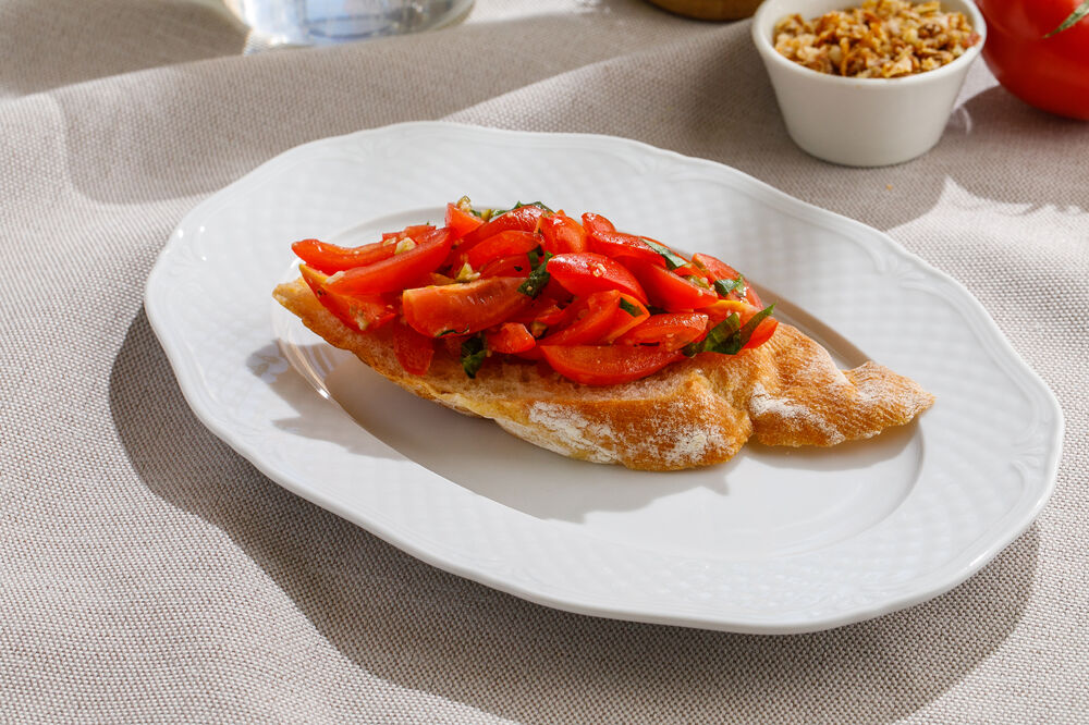 Tartine with tomatoes and capers