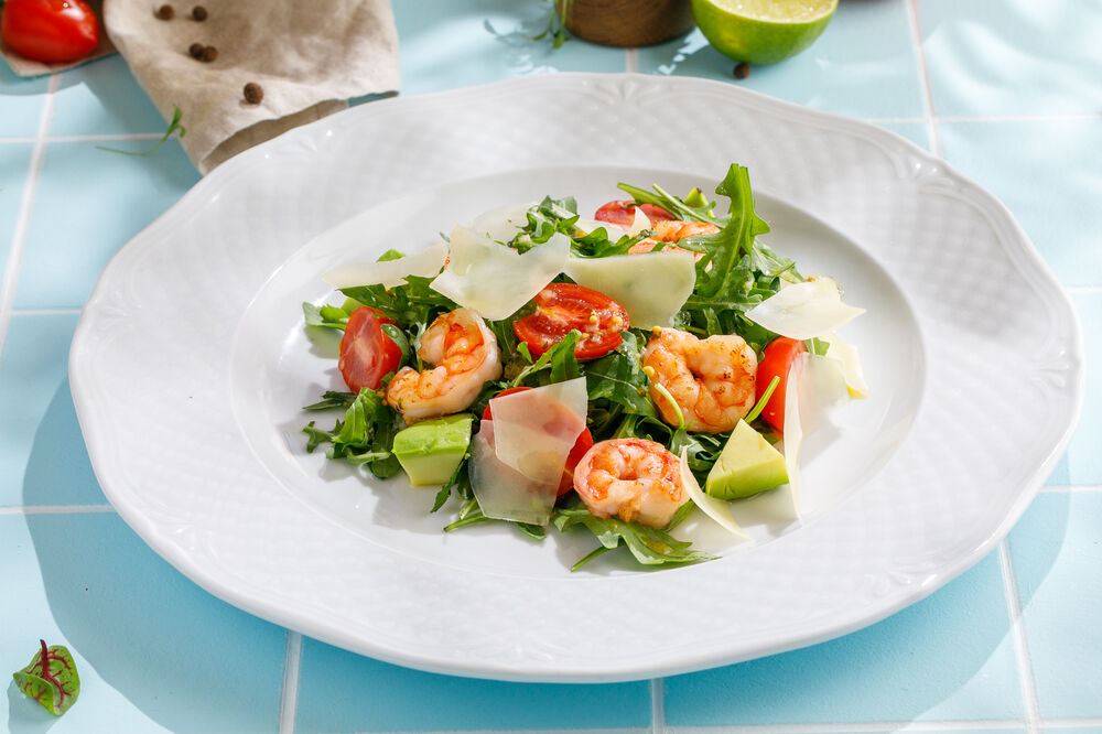 Arugula with shrimp and avocado