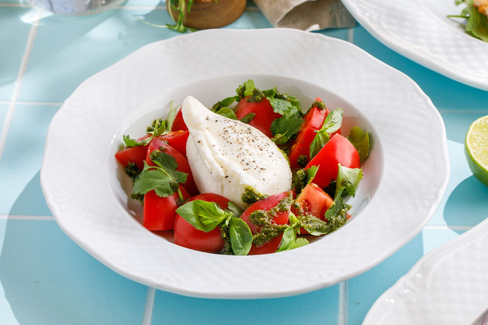 Burrata with tomatoes and pesto sauce