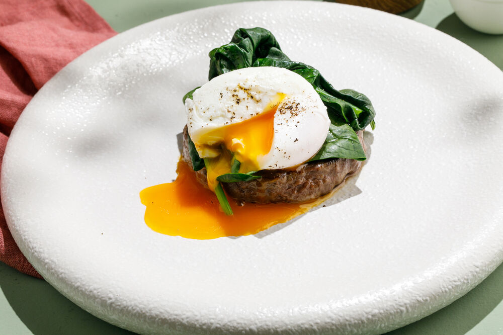  Beefsteak with poached egg