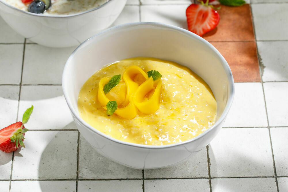  Rice porridge with coconut milk and mango