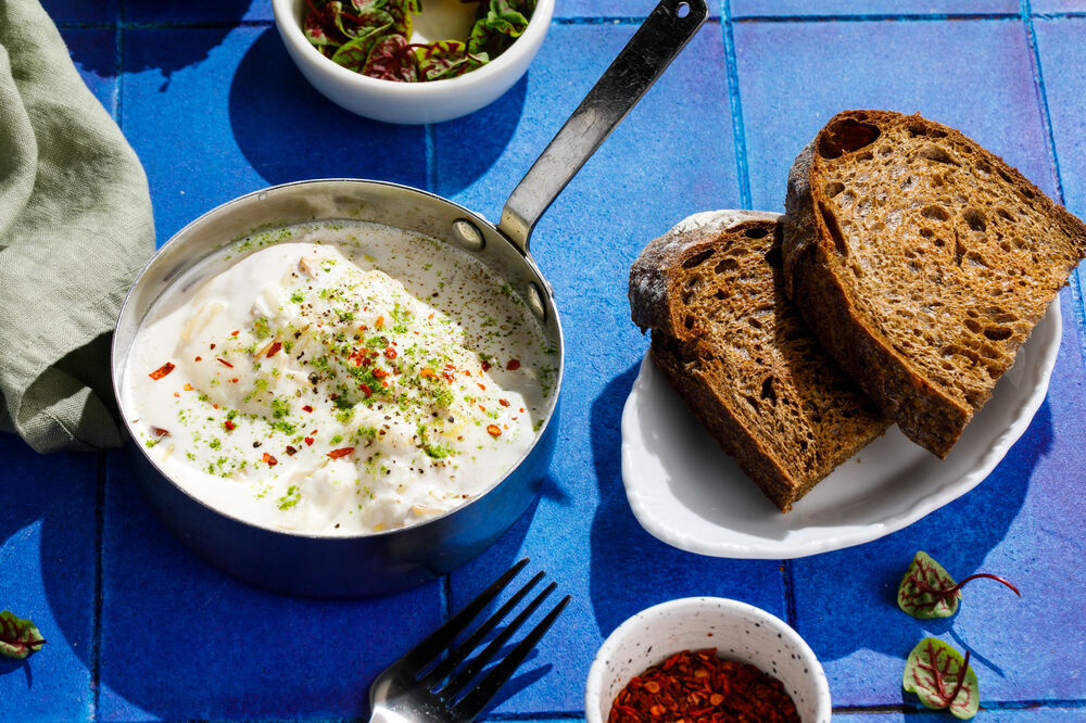 Baked eggs with leeks